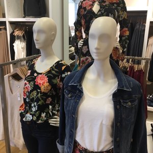 clarks shoes woodfield mall