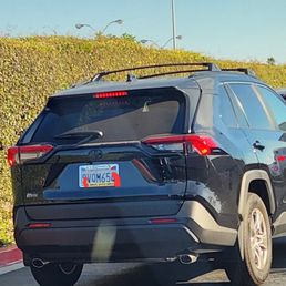 This person doesn't know how to stay in line to get gas. Cuts off other cars.