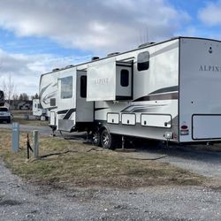 Sugar City RV Park - 41' Fifth Wheel RV pull through at Sugar City RV Park