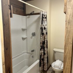 Scenic Cabin Rentals - Great bathroom, hot water with great pressure!!