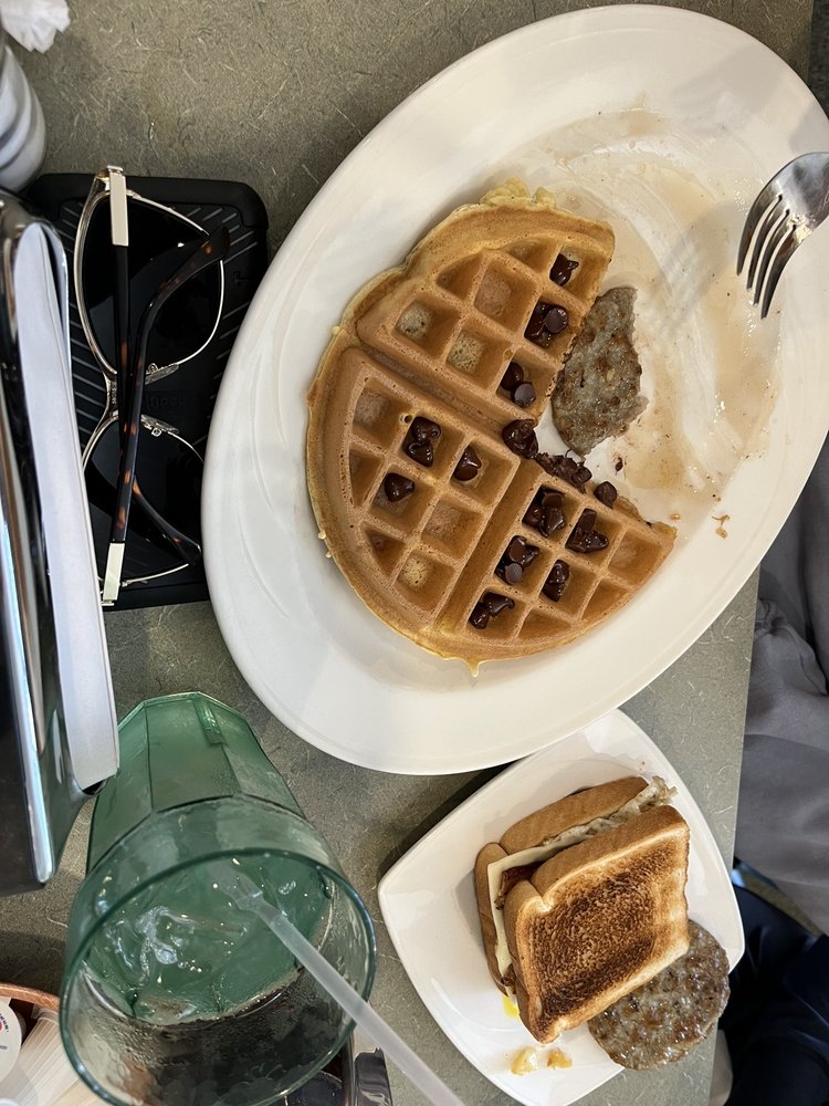 CURLY’S FAMILY RESTAURANT Updated September 2024 77 Photos & 92