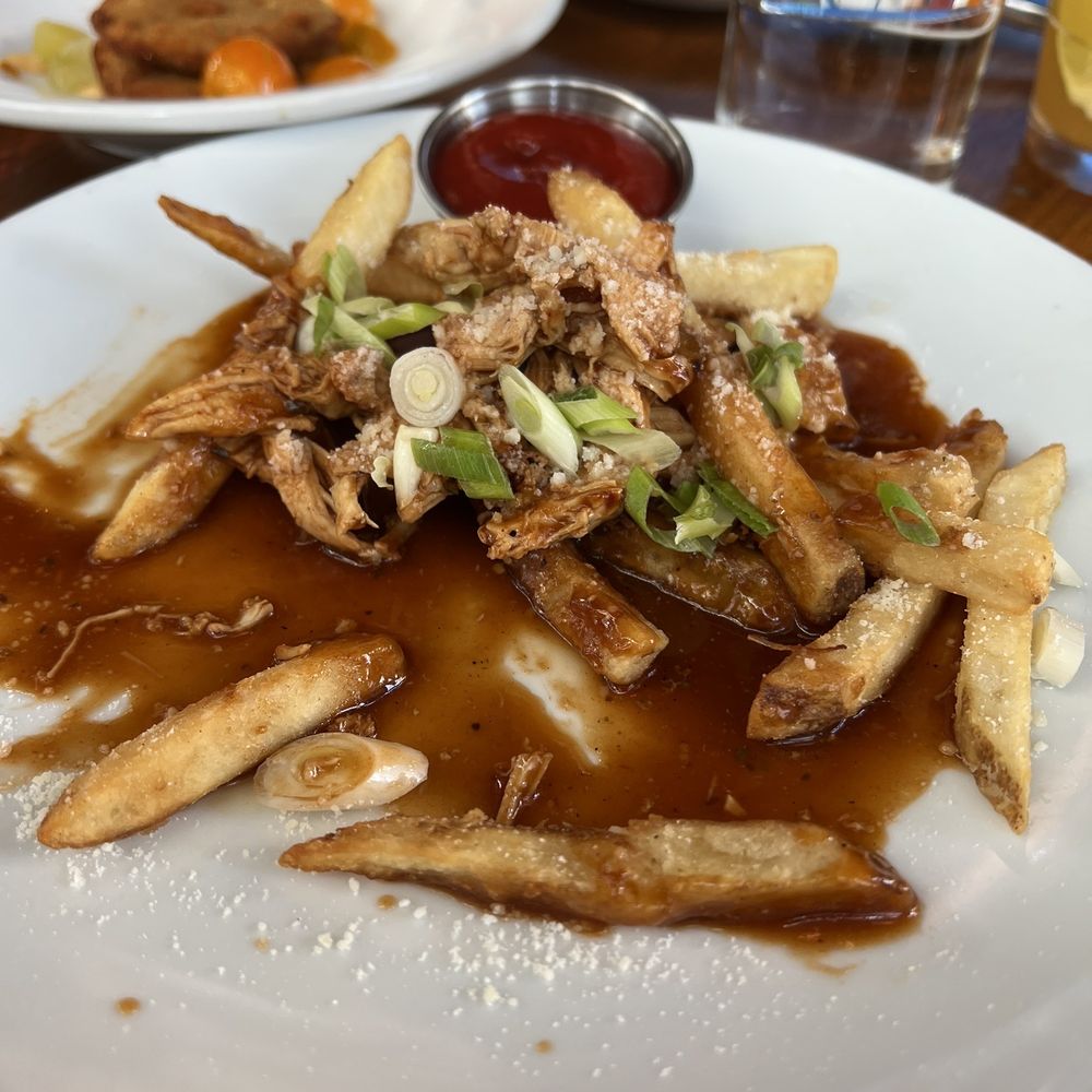 Pulled BBQ chicken poutine (3/5) Pulled BBQ chicken poutine (3/5)
