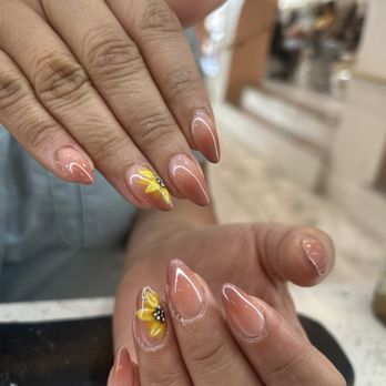 Renaissance Nails Spa - Sunflower ombré chrome design - Nail Salons Near Me - New Braunfels, Texas Renaissance Nails Spa - Sunflower ombré chrome design - Nail Salons Near Me - New Braunfels, Texas