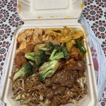 SY Chef - Fried noodles with three dishes Mapo doufu, curry chicken,and broccoli beef - Chinese Near Me - Lisle, Illinois SY Chef - Fried noodles with three dishes Mapo doufu, curry chicken,and broccoli beef - Chinese Near Me - Lisle, Illinois