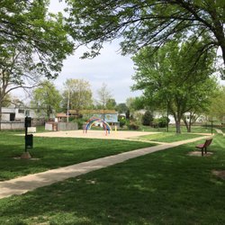 Eise Park - Splash pad with a trail and basketball hoops
