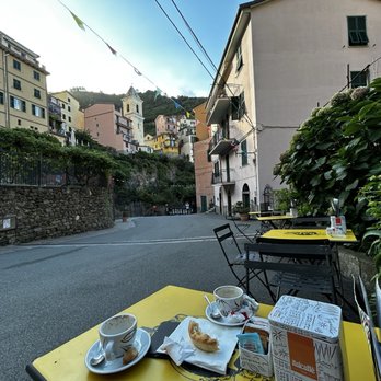 Bar Corbani - Cozy spot - Cafes Near Me - Manarola, SP
