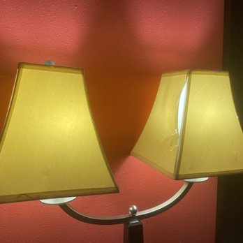 Rodeway Inn University - Torn lamp shade by bed - Hotels Near Me - Newark, Delaware