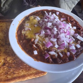 Carlton Corners - Chili with garlic bread 5/5 (lots of flavor) - Burgers Near Me - Carlton, Oregon