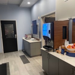 Holiday Inn Express & Suites Norfolk Airport - Breakfast bar