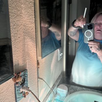 Homeaglow - Dirty mirror - Home Cleaning Near Me