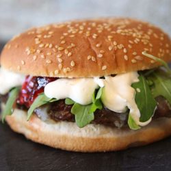 Angels Soul Food - Hessenburger Mit Handkäse und einer  Kräuter-Preiselbeercreme... Eine Gaumenexplosion