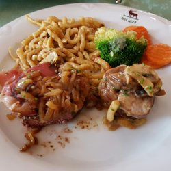 Gasthof Hirsch - Schwabentopf mit kleinem Zwiebelrostbraten und Schweinelendchen auf Spätzle mit Champignon Rahmsosse