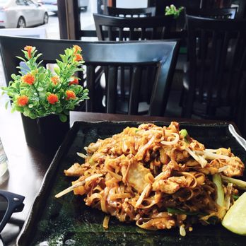 Hub Thai - Pad Thai with chicken - Thai Near Me - New York, New York Hub Thai - Pad Thai with chicken - Thai Near Me - New York, New York
