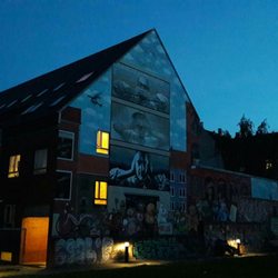 BaNanna Park - Klatrevæggen er under renovering, men parken, med legeplads og kunst, er der stadig.