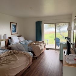 Crescent Beach Motel - Room 3. Fridge and Kurige coffee machine and tv. Dog friendly
