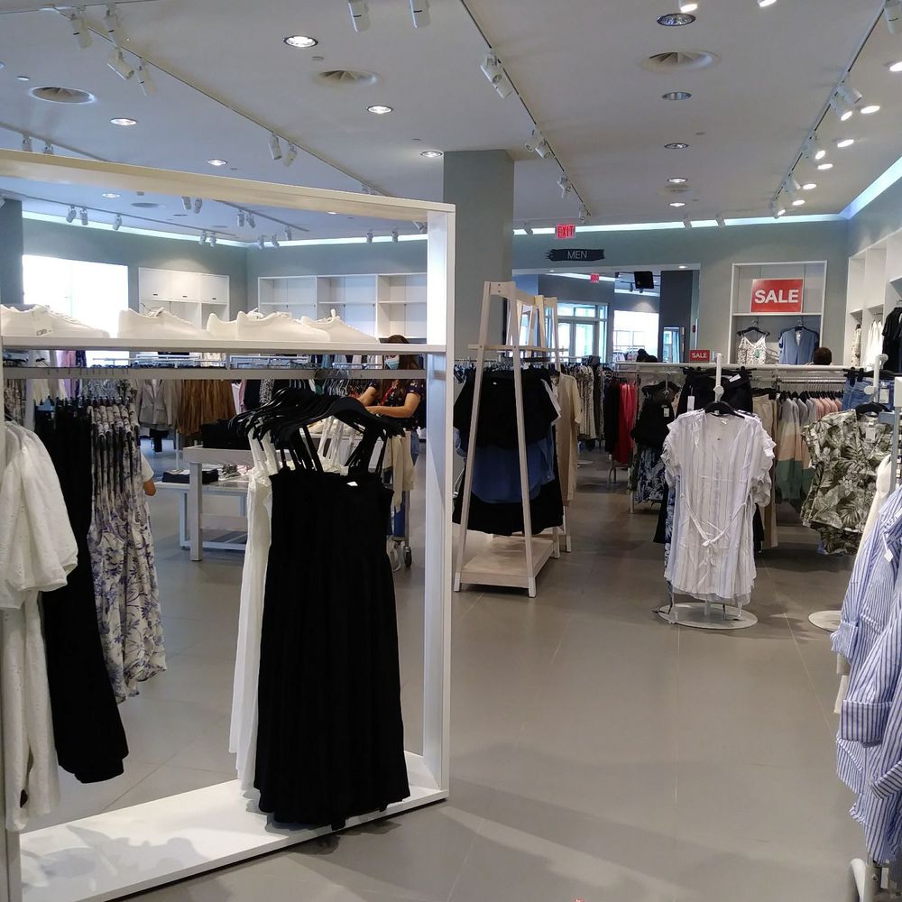 H&M - Merchandise is nicely displayed. - Women's Clothing Near Me - Hillsboro, Oregon H&M - Merchandise is nicely displayed. - Women's Clothing Near Me - Hillsboro, Oregon