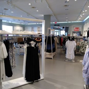 H&M - Merchandise is nicely displayed. - Women's Clothing Near Me - Hillsboro, Oregon H&M - Merchandise is nicely displayed. - Women's Clothing Near Me - Hillsboro, Oregon