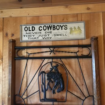 Trapper's Rendezvous - Western touches inside the Cowpunchers room - Bed & Breakfast Near Me - Williams, Arizona