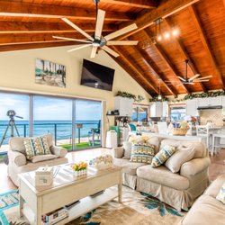 Beach Houses in Paradise - Oceanfront living room at Gemini Beach vacation rental.