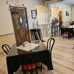 Sal's Italian Restaurant - One of the tables of the place.