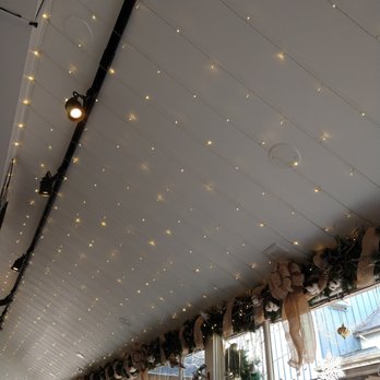 FresCafe - Cute and festive interior decorated for the holiday season - Breakfast & Brunch Near Me - Lahaska, Pennsylvania