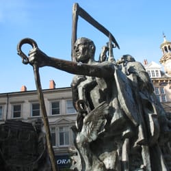 Caffe Nero - Statues, Newport city centre