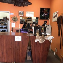 Sammie's Shoe Repair - Counter