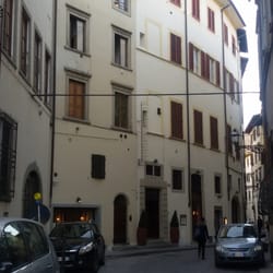 Ex Anfiteatro Romano Sotterrato - Il palazzo nella foto ha un curioso profilo ellittico dovuto al fatto che si appoggia sulle fondazioni dell'anfiteatro romano