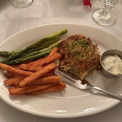 Crab cake with sweet potato fries and asparagus (they substituted for the green beans for me). EXCELLENT!!