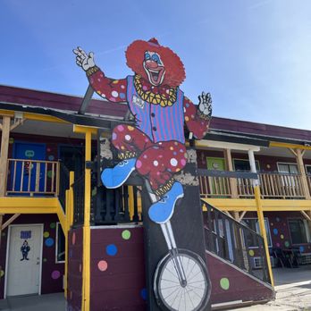 Clown Motel - 20 ft clown - Hotels Near Me - Tonopah, Nevada