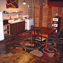 Blues Hound Flat - Kitchen amenities include refrigerator, stove, sink and utensils