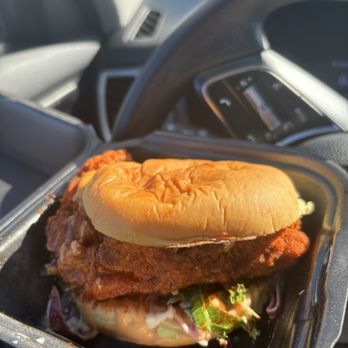 Dave's Hot Chicken - chicken sandwich - Halal Near Me - Dearborn, Michigan