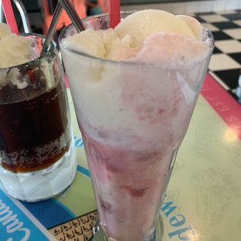 Dewar's Candy Shop - Strawberry ice cream soda - Candy Stores Near Me - Bakersfield, California