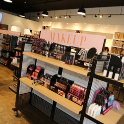 Braid House - Makeup area