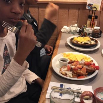 Egg Harbor Café - Kids enjoying their food - Breakfast & Brunch Near Me - Naperville, Illinois