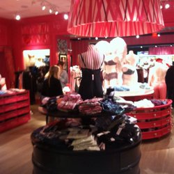 Victoria's Secret Stores - Victoria's Secret's layout