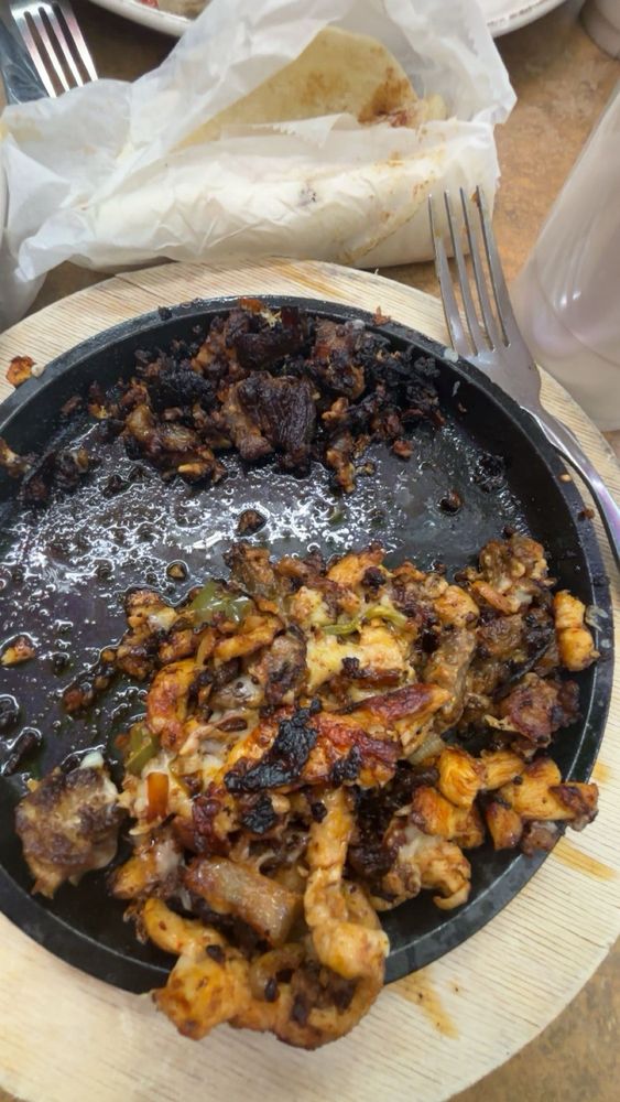 Mis Tres Flores Logo