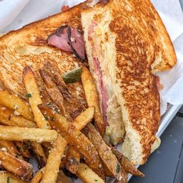 Pastrami Reuben | Instagram: @telephonesmoothie Pastrami Reuben | Instagram: @telephonesmoothie