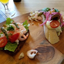 Ölbistron No. 50 - Två smörrebröd, ett med räkor och ett med rostbiff. Mums!