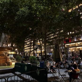 Bryant Park - Fountain and tables - Parks Near Me - New York, New York Bryant Park - Fountain and tables - Parks Near Me - New York, New York