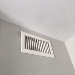 Hôtel Garriage Distilerie de Pézenas - Air conditioner vent in bedroom.