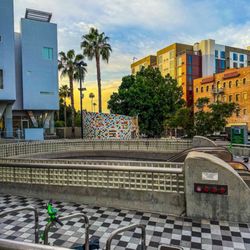 Hollywood/Western Red Line station - Clean, Pleasant - As a visitor from SF I am surprised how CLEAN Los Angeles is by comparison.