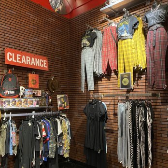 Hot Topic - Women's Clothing Near Me - Eureka, California