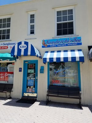 Sandwiches by the Sea by null