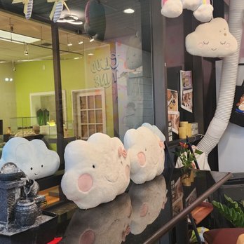 Cloud Nine Cafe Hawaii - Seating for 2 - Desserts Near Me - Honolulu, Hawaii