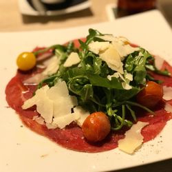 Deichperle - Carpaccio vom holsteiner Weiderind mit Rauke, Parmesan, Bio-Kirschtomaten vom Westhof und Olivenöl