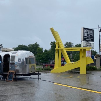 Sawdust City Brewery - two people loading a trailer - Breweries Near Me - Gravenhurst, Ontario