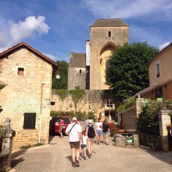 Village de Saint-Amand-de-Coly - Vue sur l'abbaye haute de 48 mètres
