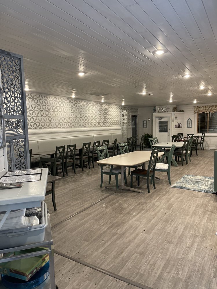 JOE’S PLACE Updated September 2024 19 Photos 318 Lake St NE