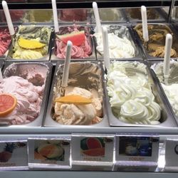 ICE Cream - Gelateria con tantissimi gusti, tutti buonissimi e di qualità eccellente. Dai classici ai più particolari, ogni sapore è curato e delizioso.